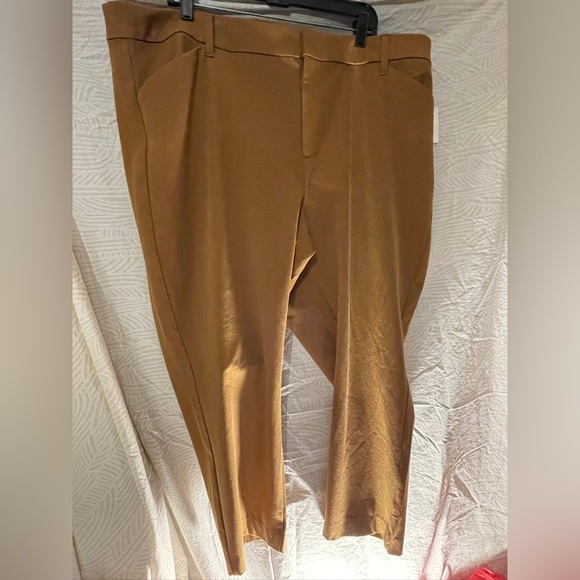 Old Navy Secret Stretch Pixie Pants in Bourbon NWT
Pantone Color - Picture 5 of 6